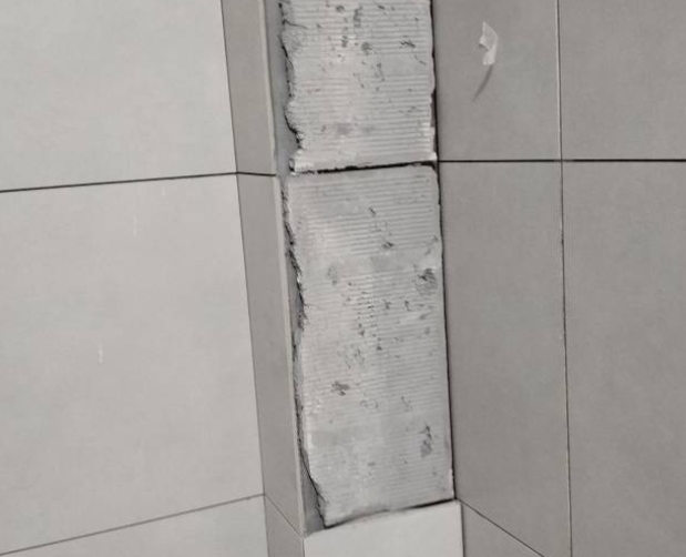 寿光瓷砖空鼓维修公司分享下瓷砖施工前基层浇水润湿程度不足，可能导致以下问题
